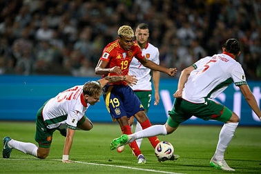 Tây Ban Nha thắng đậm, Đức bất ngờ thất bại, Hà Lan hòa thất vọng