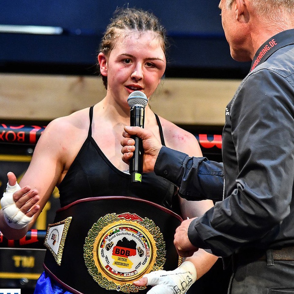 Gương mặt xinh xắn của nữ võ sĩ bị biến dạng xấu thê thảm - 2 Gương mặt xinh xắn của nữ võ sĩ bị biến dạng xấu thê thảm - 2