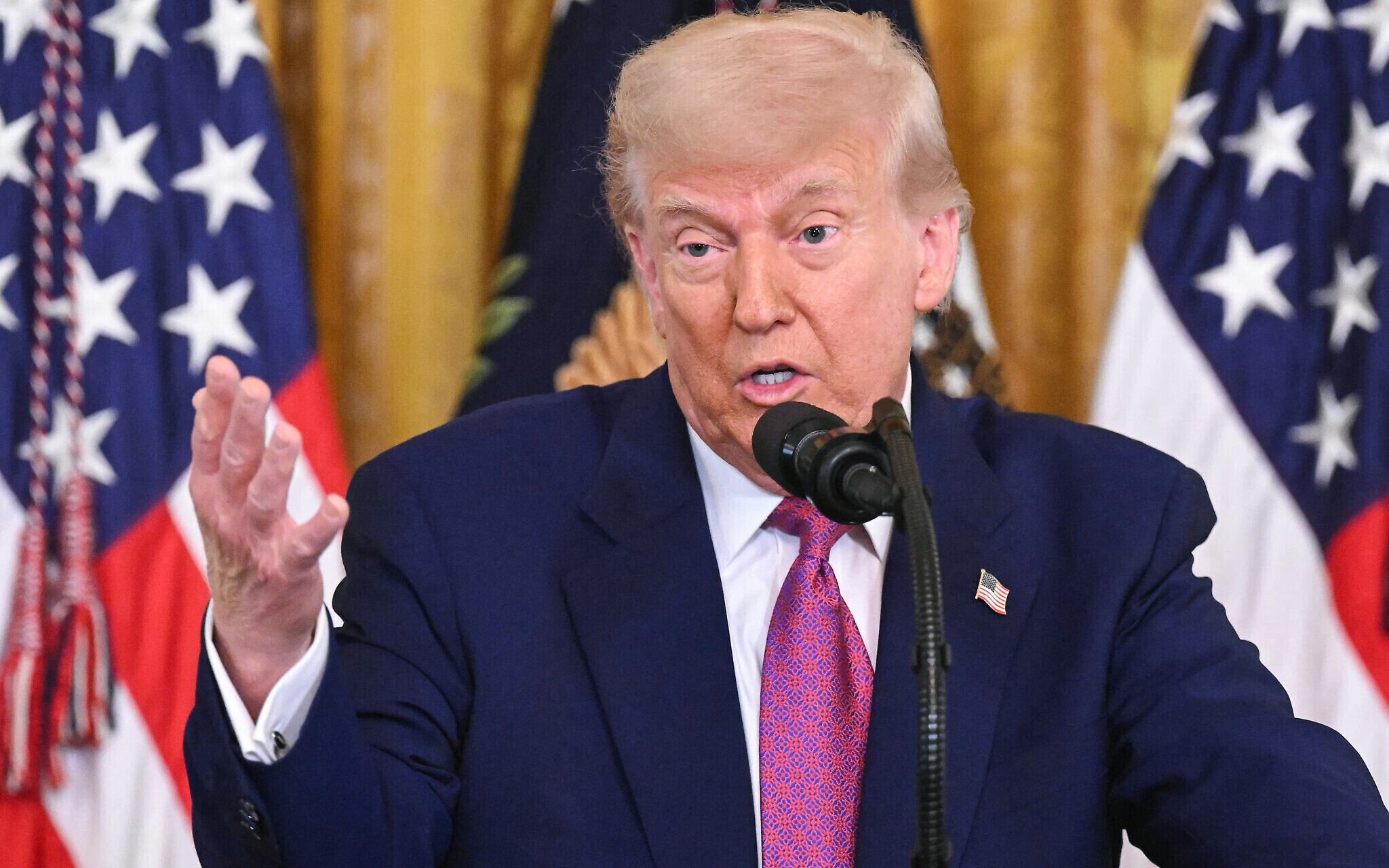 Ông Trump: Quân đội Mỹ sẽ trả đũa tất tay nếu Iran tấn công - 1