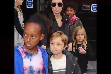 Mẹ con Angelina Jolie thu hút sự chú ý khi đi xem kịch