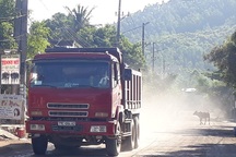 Bình Định: Xe tải “hoành hành” bụi tung mù mịt, dân kêu trời có thấu?