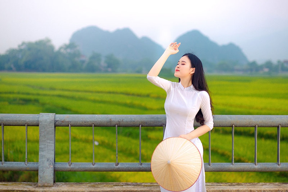 Á khôi Sinh viên Việt Nam khoe nét xuân thì bên cánh đồng lúa - 3 Á khôi Sinh viên Việt Nam khoe nét xuân thì bên cánh đồng lúa - 3