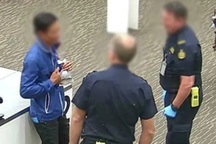 Australia bắt công dân Việt Nam nghi buộc túi cá rồng quanh cổ nhằm buôn lậu