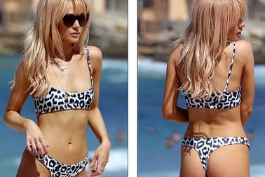 Nicola Hughes đẹp như tượng trên biển