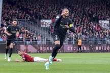 Mbappe lập cú đúp giúp PSG thắng kịch tính ở Ligue 1