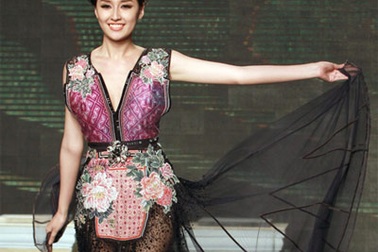 Mai Phương Thúy xinh đẹp trong buổi trình diễn thời trang