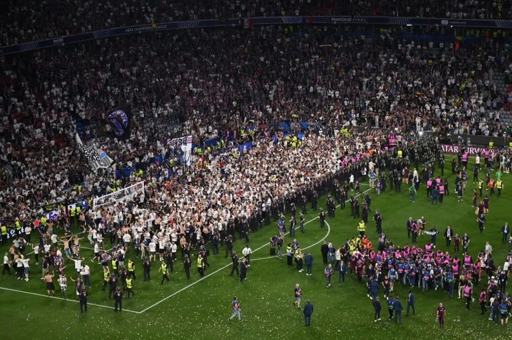 CĐV tràn xuống sân xé lưới, cắt cỏ ăn mừng PSG vô địch Champions League - 1 CĐV tràn xuống sân xé lưới, cắt cỏ ăn mừng PSG vô địch Champions League - 1
