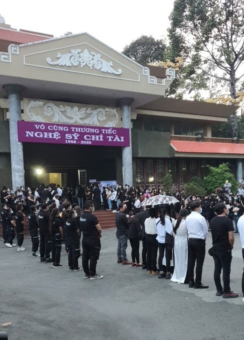 Việt Hương, Hoài Tâm công bố thông tin tang lễ danh hài Chí Tài tại Mỹ - 1 Việt Hương, Hoài Tâm công bố thông tin tang lễ danh hài Chí Tài tại Mỹ - 1