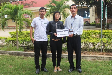 Cô giáo bị mất cánh tay trong lần băng rừng "gieo chữ" được bạn đọc giúp đỡ hơn 40 triệu đồng