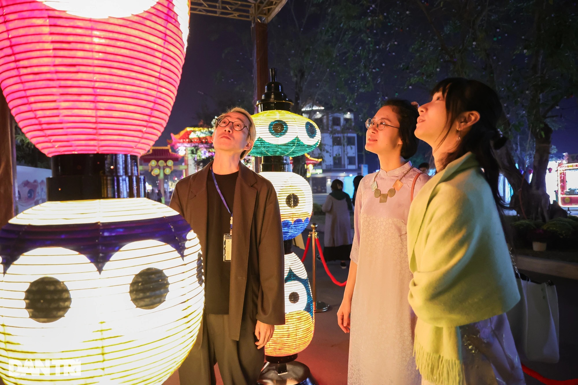 ໂຄມໄຟຂະໜາດໃຫຍ່ 70 ແມັດ ສ້າງຄວາມແປກໃຈໃຫ້ນັກທ່ອງທ່ຽວຊາວຍີ່ປຸ່ນ: ຊາວຫວຽດນາມ ມີຄວາມຄິດສ້າງສັນ! - 3 Đèn lồng khổng lồ 70m làm khách Nhật bất ngờ: Người Việt quá sáng tạo! - 3