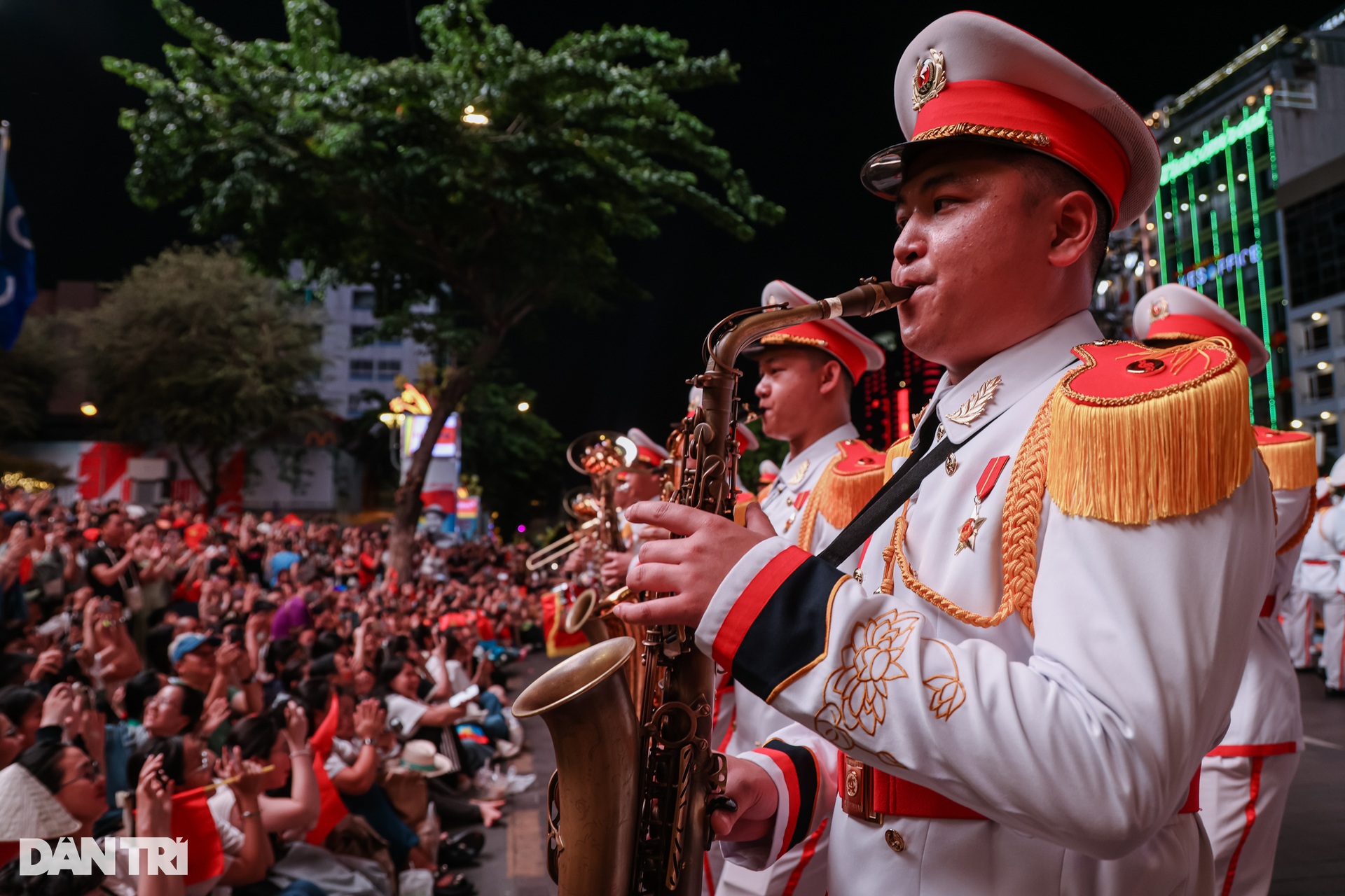34 kỵ binh diễu hành, giao lưu với người dân trên phố đi bộ Nguyễn Huệ - 16 34 kỵ binh diễu hành, giao lưu với người dân trên phố đi bộ Nguyễn Huệ - 16