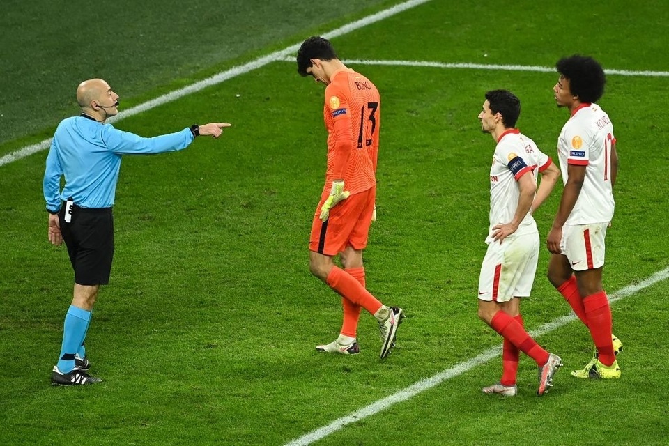 6 phút náo loạn ở trận cầu giữa Dortmund và Sevilla - 7 6 phút náo loạn ở trận cầu giữa Dortmund và Sevilla - 7