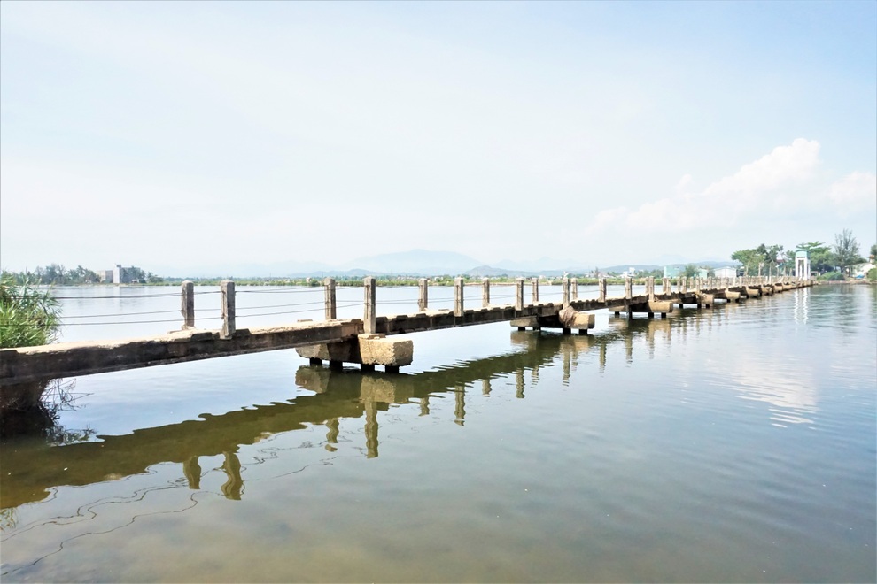 Run bần bật khi đi qua cây cầu vĩnh biệt - 1 Run bần bật khi đi qua cây cầu vĩnh biệt - 1