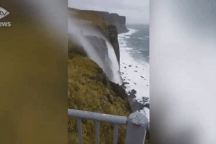 Sửng sốt trước cảnh tượng thác nước "chảy ngược dòng" vì gió mạnh