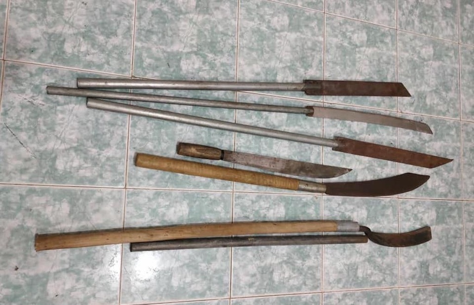 Bắt nhóm thanh thiếu niên ngông nghênh vác mã tấu tụ tập trên đường - 2 Bắt nhóm thanh thiếu niên ngông nghênh vác mã tấu tụ tập trên đường - 2