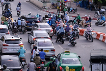 Vác xe, chạy ngược chiều vượt "điểm nóng" giao thông vừa phân luồng