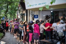 Người Hà Nội xếp hàng từ 5 giờ sáng, tranh nhau mua bánh trôi, bánh chay