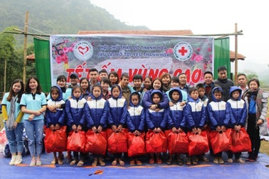 Mang Tết ấm đến với học sinh nghèo vùng cao