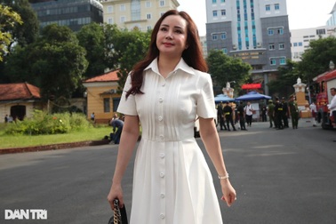 Ca sĩ Vy Oanh đeo vòng tay hàng hiệu, túi Chanel 176 triệu đồng