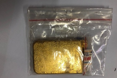 Hành khách Hàn Quốc giấu miếng vàng trị giá 700 triệu khi lên máy bay