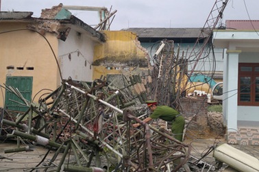 Lào Cai: Cột ăng ten truyền hình huyện bất ngờ gục đổ