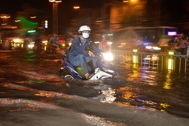 Hàng loạt đường phố Sài Gòn chìm sâu trong nước