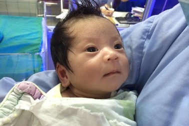 Bố mẹ cậu bé bị đẻ rơi ở bụi chuối chính thức... từ chối nhận con