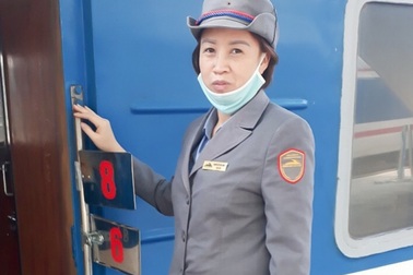 Cảm động nữ nhân viên đường sắt trả 36 triệu đồng cho người đánh rơi