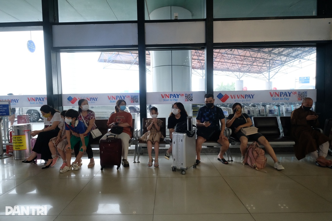Hình ảnh khách đổ xô về Nội Bài đón chuyến bay đi nghỉ lễ 30/4-1/5 - 8 Hình ảnh khách đổ xô về Nội Bài đón chuyến bay đi nghỉ lễ 30/4-1/5 - 8