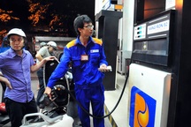 Giá xăng tiếp tục tăng 243 đồng/lít