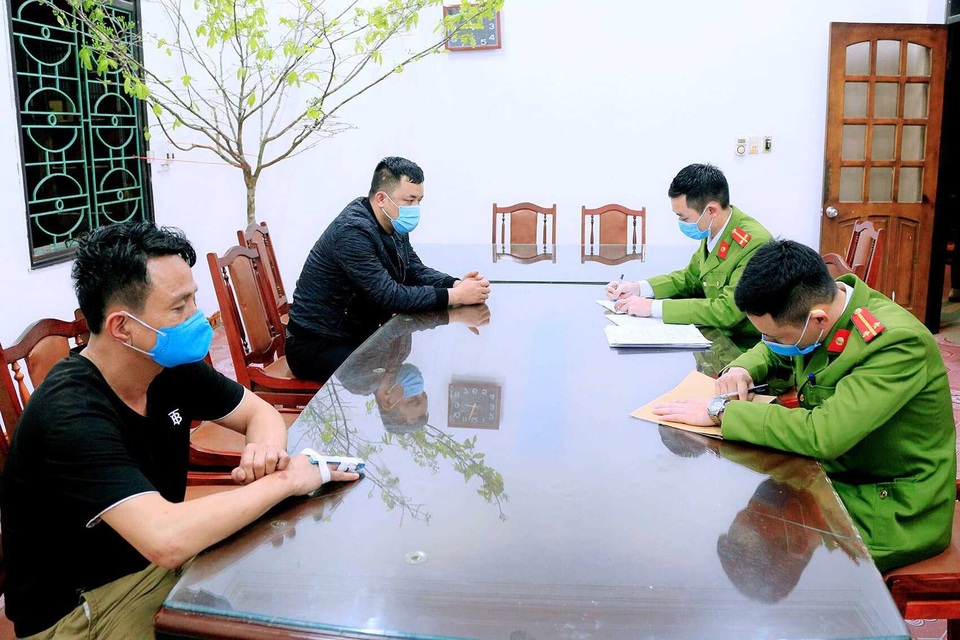 Tạm giữ hình sự 2 đối tượng cố tình vượt chốt kiểm dịch, đấm CSGT bị thương - 2 Tạm giữ hình sự 2 đối tượng cố tình vượt chốt kiểm dịch, đấm CSGT bị thương - 2
