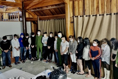 Công an ập vào khu nghỉ dưỡng bắt giữ 16 "nam thanh nữ tú" đang phê ma túy