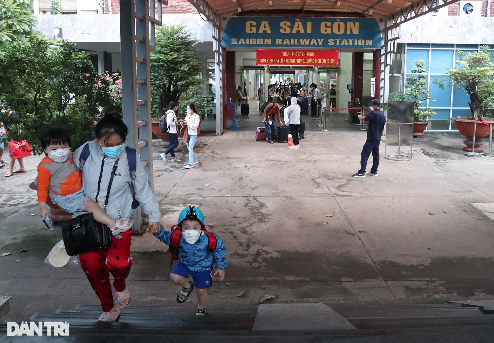 Chuyến tàu hỏa đầu tiên chạy trở lại, hành khách háo hức rời ga Sài Gòn - 1 Chuyến tàu hỏa đầu tiên chạy trở lại, hành khách háo hức rời ga Sài Gòn - 1