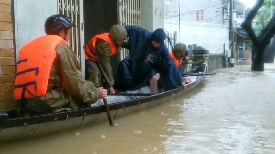 Công an thành phố Huế khẩn cấp cứu dân ra khỏi vùng lũ nguy hiểm - 5 Công an thành phố Huế khẩn cấp cứu dân ra khỏi vùng lũ nguy hiểm - 5