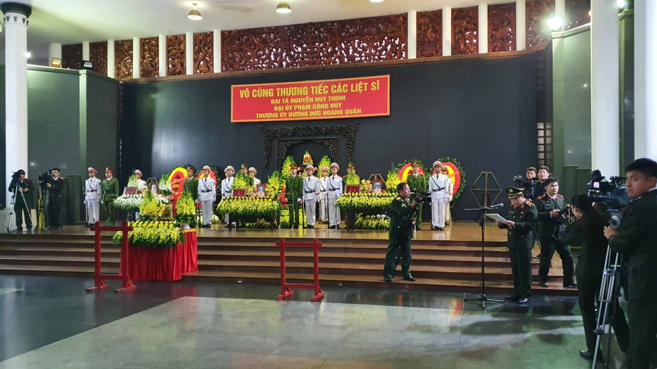 Thủ tướng viếng 3 liệt sĩ hy sinh ở Đồng Tâm - 41 Thủ tướng viếng 3 liệt sĩ hy sinh ở Đồng Tâm - 41