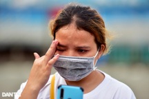 Cô gái bật khóc vì quên giấy tiêm vaccine khi về quê ở bến xe Miền Đông