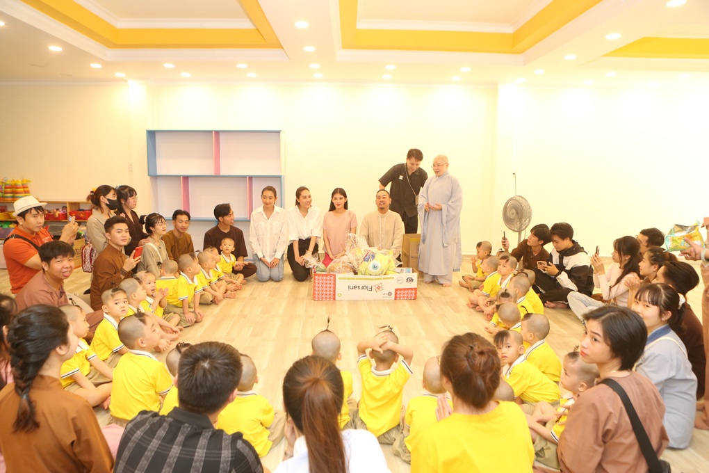 Lê Âu Ngân Anh, Diệu Ngọc mặc giản dị đi trao quà từ thiện - 3 Lê Âu Ngân Anh, Diệu Ngọc mặc giản dị đi trao quà từ thiện - 3