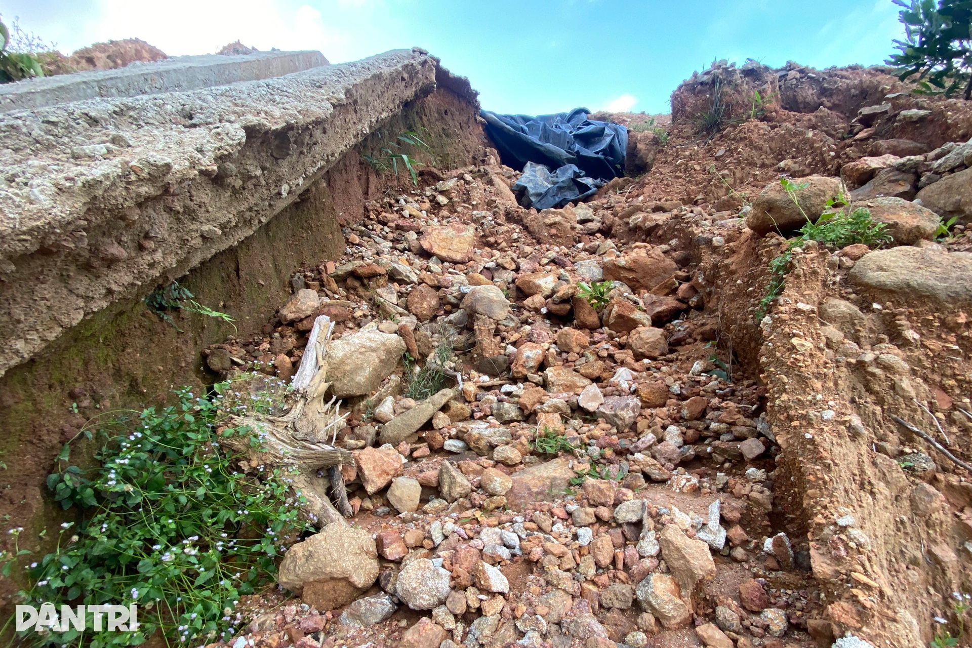 Nghĩa trang nằm trên đồi toàn đá khối, chưa hoàn thiện đã xói lở tan hoang - 4 Nghĩa trang nằm trên đồi toàn đá khối, chưa hoàn thiện đã xói lở tan hoang - 4