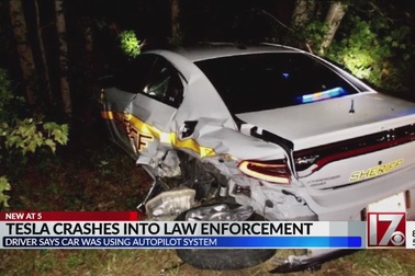 Tài xế mải xem phim, xe Tesla tự lái tông vào xe cảnh sát