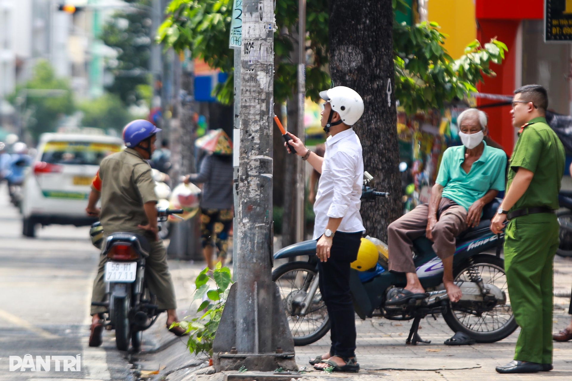 Dán quảng cáo lên cột điện TPHCM, người vi phạm bị bắt đi cạo bỏ - 2 Dán quảng cáo lên cột điện TPHCM, người vi phạm bị bắt đi cạo bỏ - 2