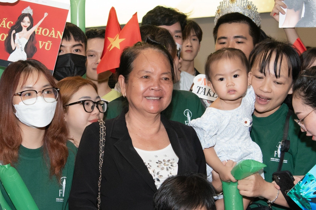 Mẹ Ngọc Châu mặc áo vía tiễn con gái sang Mỹ dự thi Hoa hậu Hoàn vũ 2022 - 3 Mẹ Ngọc Châu mặc áo vía tiễn con gái sang Mỹ dự thi Hoa hậu Hoàn vũ 2022 - 3