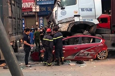 Hà Nội: Khi “nghiền nát” xe con, xe container chạy với vận tốc bao nhiêu?