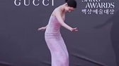 Nữ diễn viên Hàn Quốc được khen khi vấp ngã trên thảm đỏ