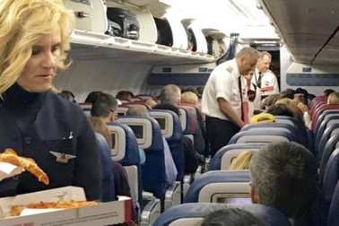 Hãng hàng không mua... 800 chiếc pizza tạ lỗi khách hàng do hoãn chuyến