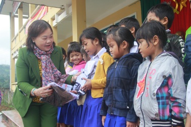 Mang “Xuân yêu thương” đến học sinh nghèo vùng sâu, vùng xa