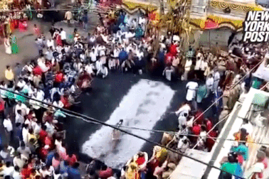 Cô gái ngã sấp mặt vào đống than cháy khi đang biểu diễn đi trên lửa