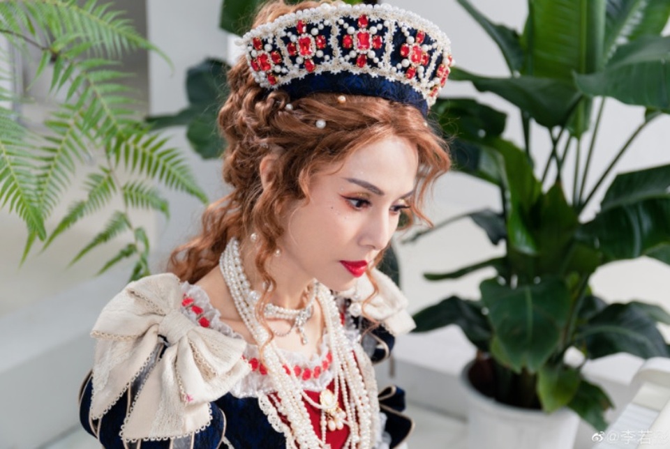 Cô Cô Lý Nhược Đồng theo đuổi phong cách Lolita ngọt ngào ở tuổi ngũ tuần - 4 Cô Cô Lý Nhược Đồng theo đuổi phong cách Lolita ngọt ngào ở tuổi ngũ tuần - 4