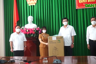 Trao máy thở ô-xy tới các bệnh viện điều trị covid-19 ở Cần Thơ.
