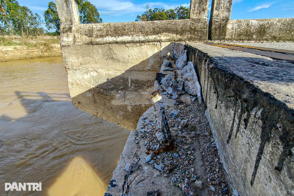 Đà Nẵng lệnh nối khẩn cấp cây cầu bị lũ lịch sử xé toạc - 3