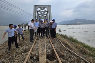 Thông tuyến đường sắt Bắc - Nam sau 8 ngày gián đoạn